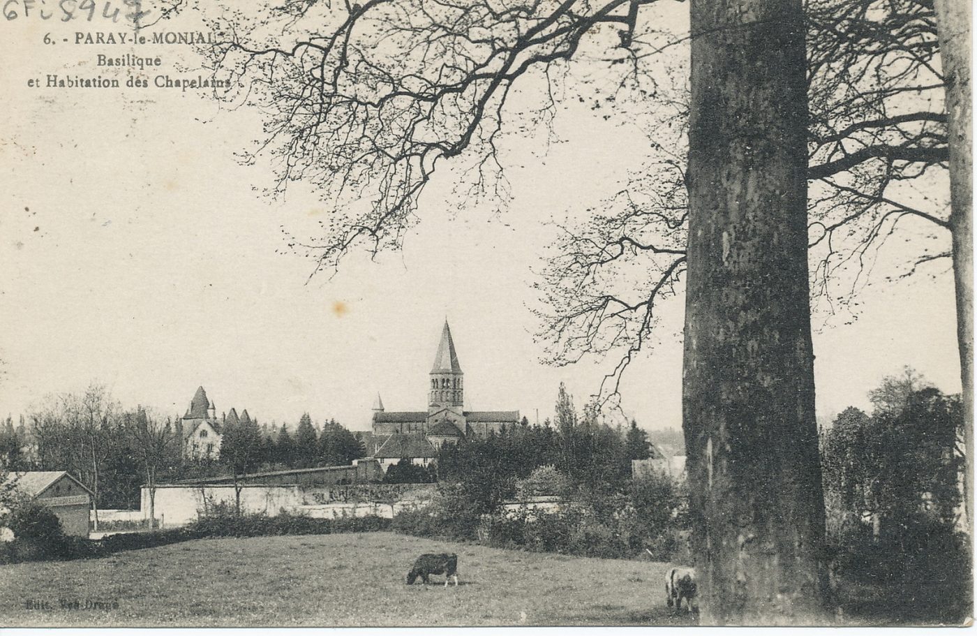 Paray-le-Monial. Basilique et habitation des chapelains.