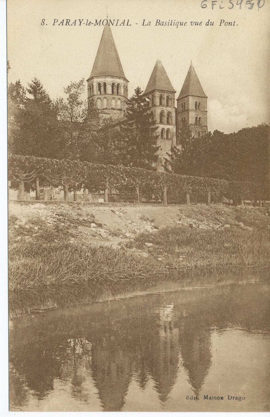 Paray-le-Monial. La basilique vue du pont.