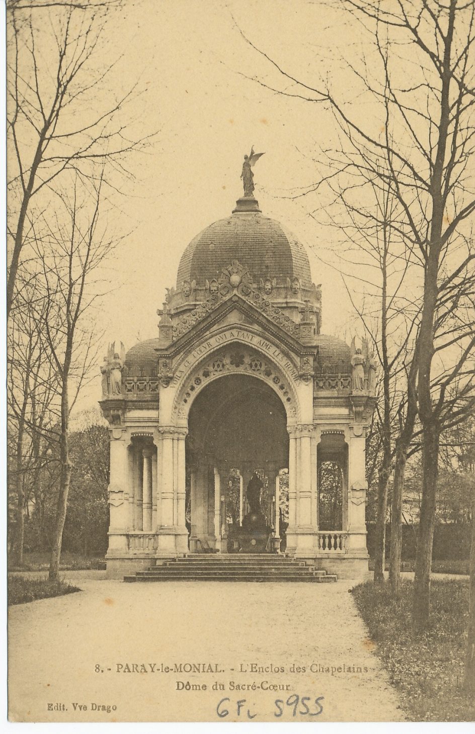 Paray-le-Monial. L'enclos des Chapelains. Dôme du Sacré-Coeur.