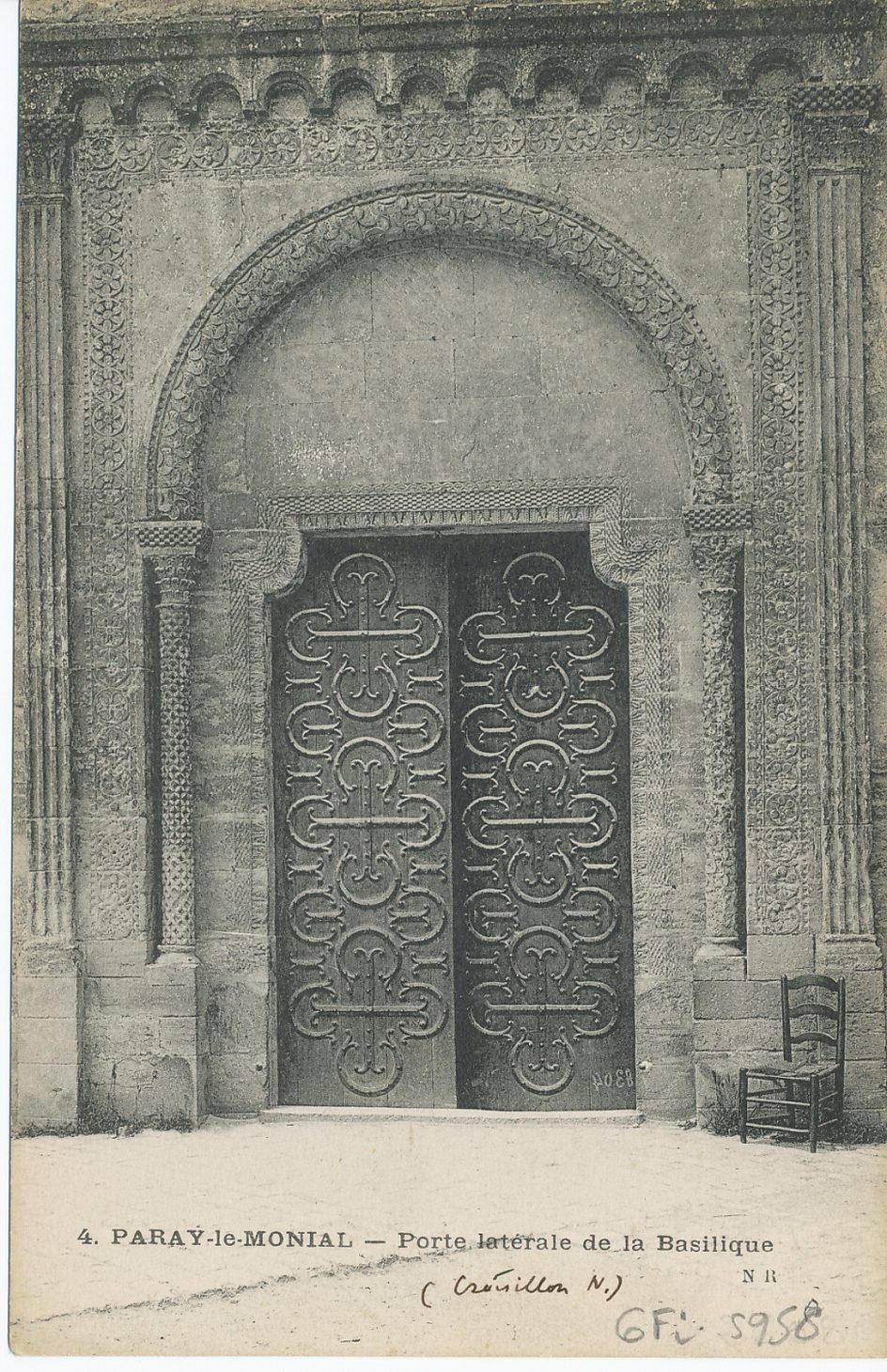 Paray-le-Monail. Porte latérale de la basilique.