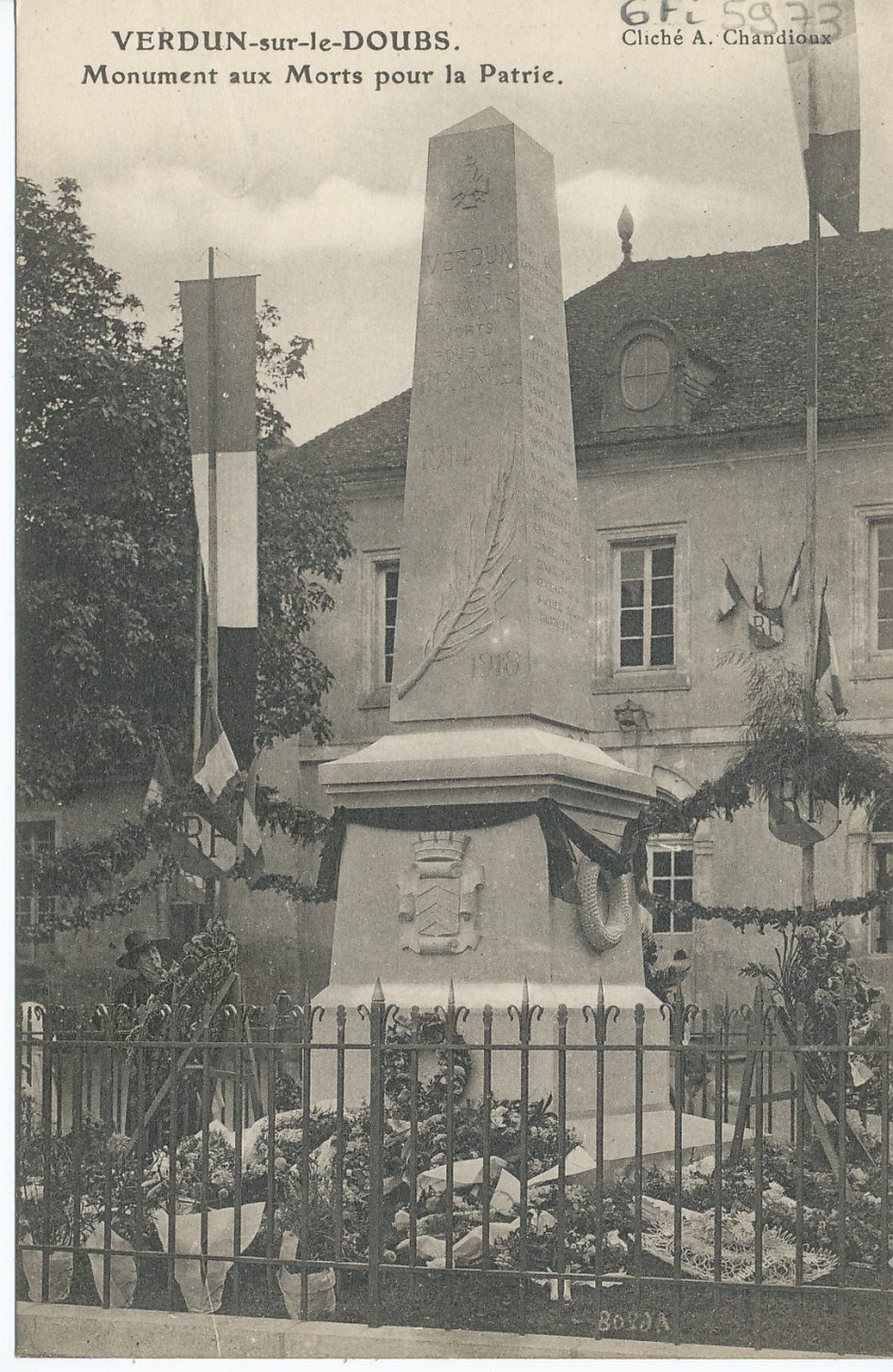 Verdun-sur-le-Doubs. Monument aux morts pour la patrie.