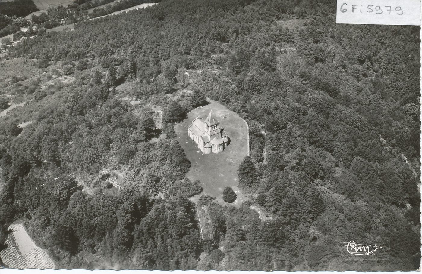 Dun. Vue aérienne de la chapelle dans son cadre de verdure.