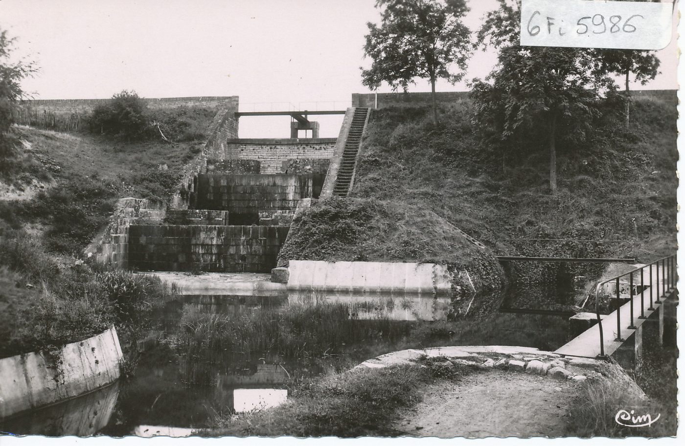 Montchanin-le-Haut. Etang Berthaud. Le déversoir.