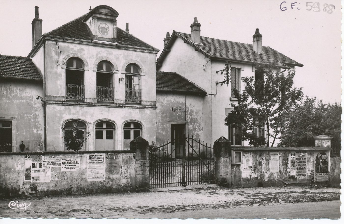 Montchanin-le-Haut. La mairie et les écoles.