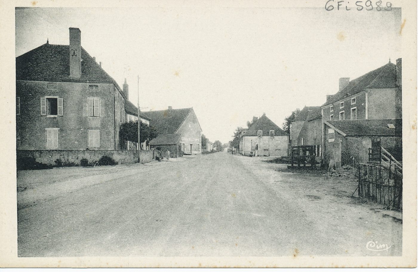 Montchanin-le-Haut. Grande rue.