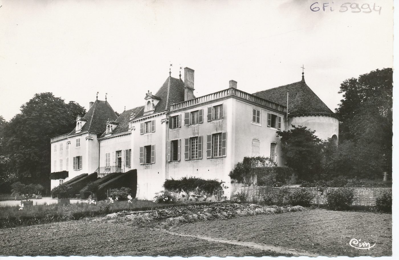 La Bourgogne historique et monumentale. Souvenirs de Lamartine. Château de Monceau à Prissé. Construit en 1648, par Philippe Moisson ; devint vers 1672, propriété de J.B de Lamartine, trisaïeul du poète. Celui-ci eut Monceau comme héritage en 1833 ; il y passa plusieurs mois, chaque année jusqu'à sa mort (1869).