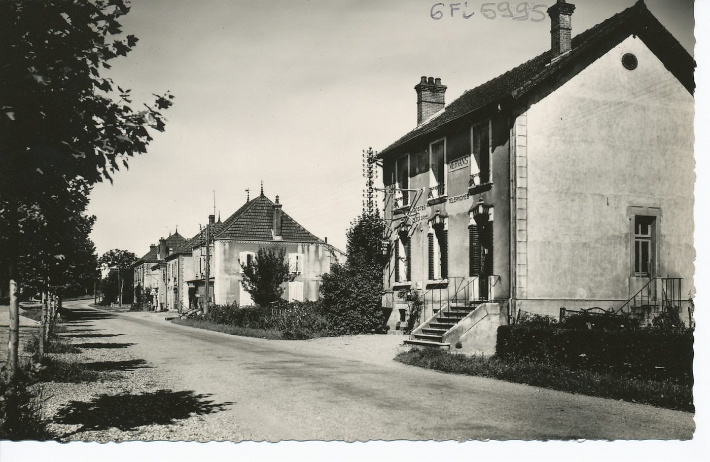 Mervans. La poste et la route de la Gare.