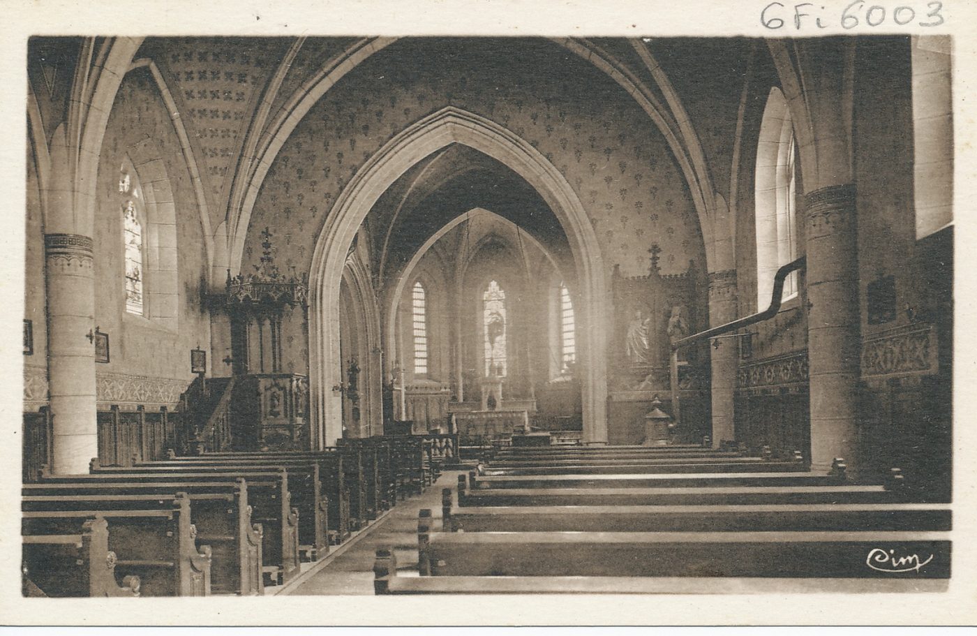 Hurigny. Intérieur de l'église.