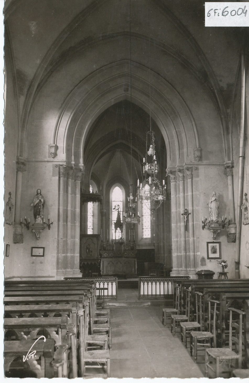 L'Hôpital-le-Mercier. L'intérieur de l'église.