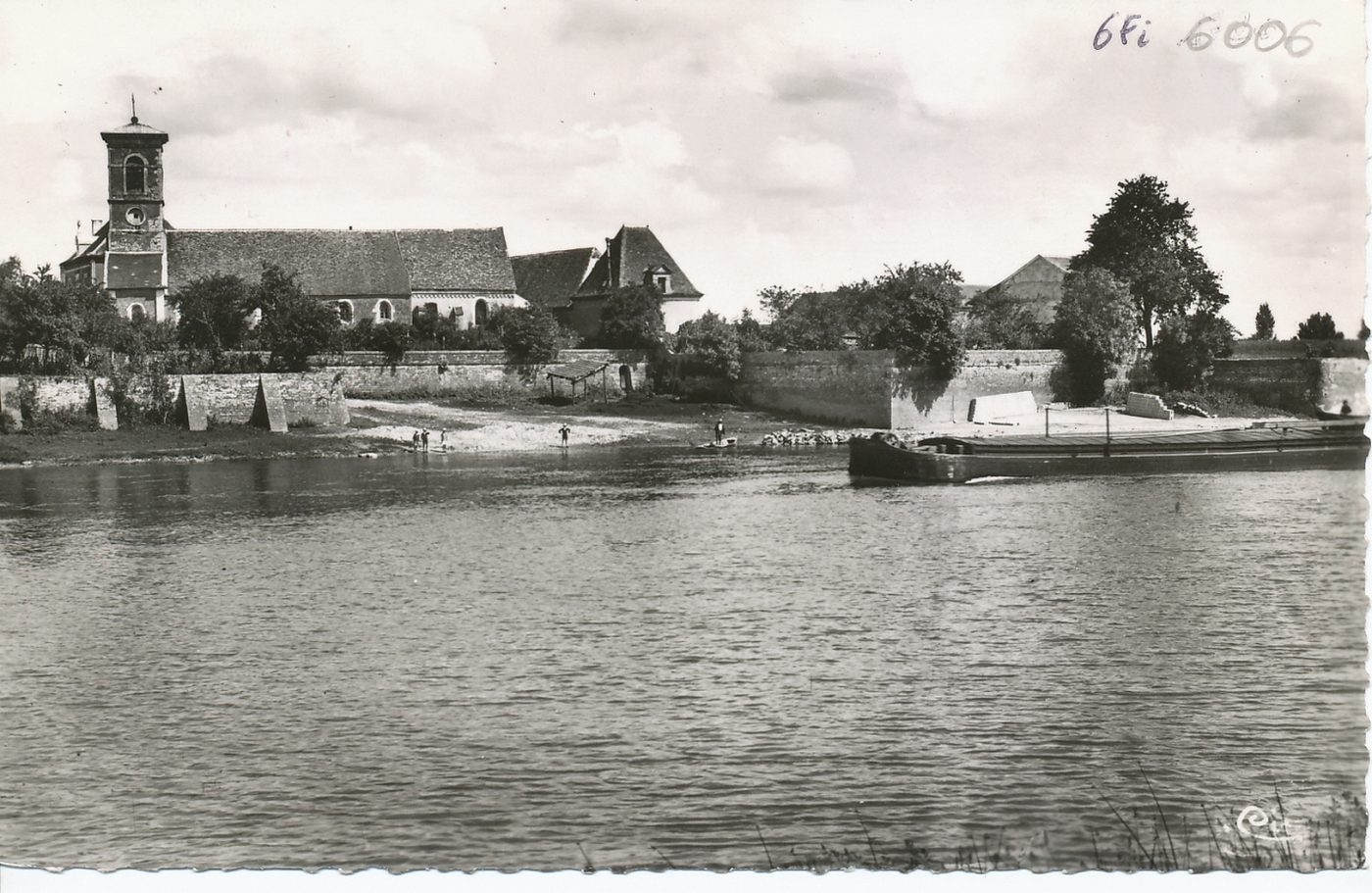 Ecuelles. Péniche sur la Saône.
