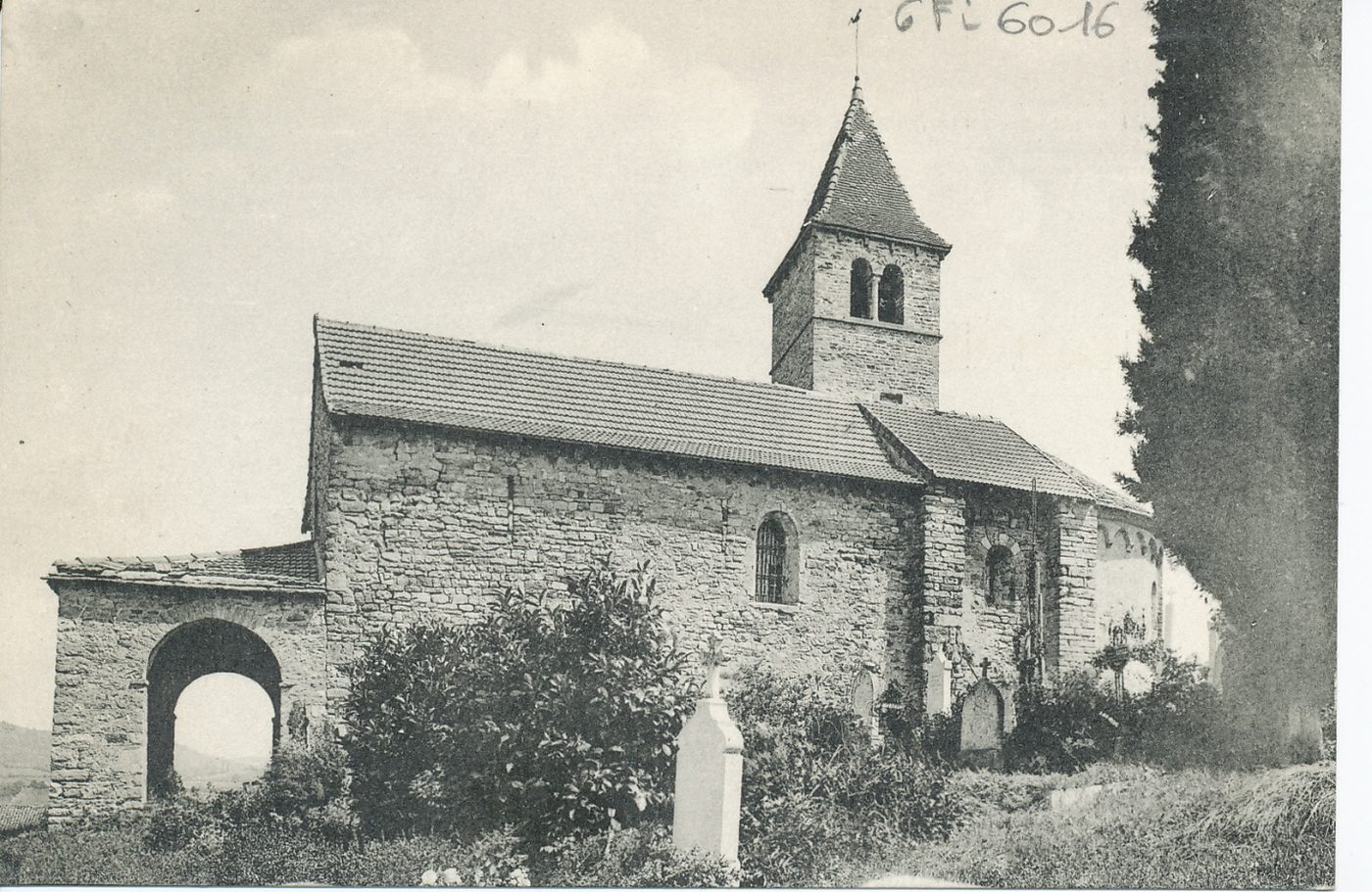 Environs de Cluny-Jalogny. Chapelle de Vaux-Jalogny. Cette chapelle est en partie romane. Sur la lisière du bois de Vaux, existe la fontaine de Saint-Nizier où l'on vient en pélerinage. Les premiers communiants, les nouveaux mariés et fiancés y plantent de petites croix de bois, dans l'eau.