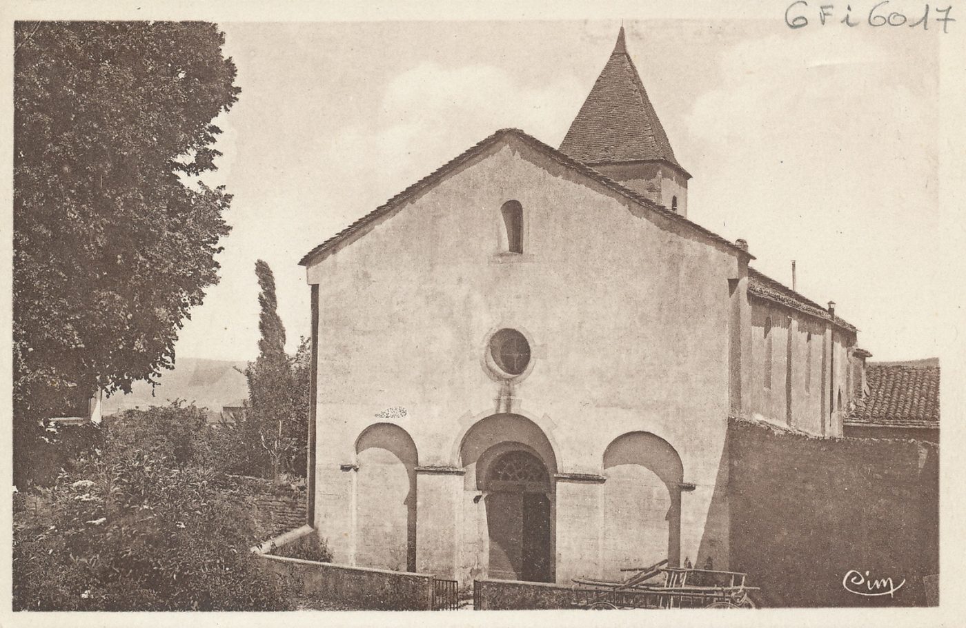 Eglise de Jalogny. Citée en 825 dans une charte de Saint-Vincent, cette église était à la collation de l'abbé de Cluny et de l'archiprêtré du Mont- de-France. Le choeur est du XIIIe s., le reste peut dater du XIe s.