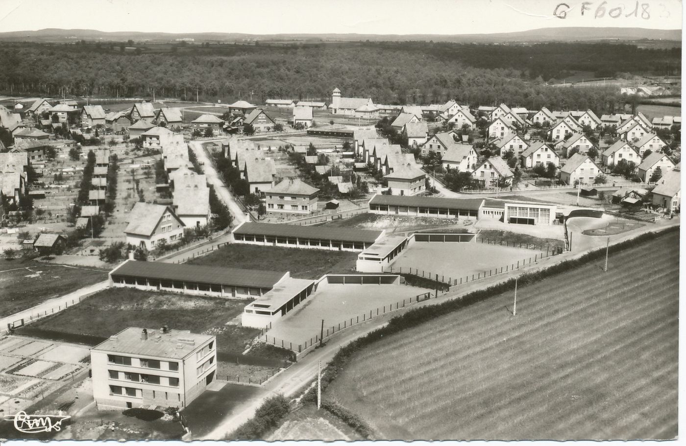 Rozelay. Groupe scolaire et les cités.
