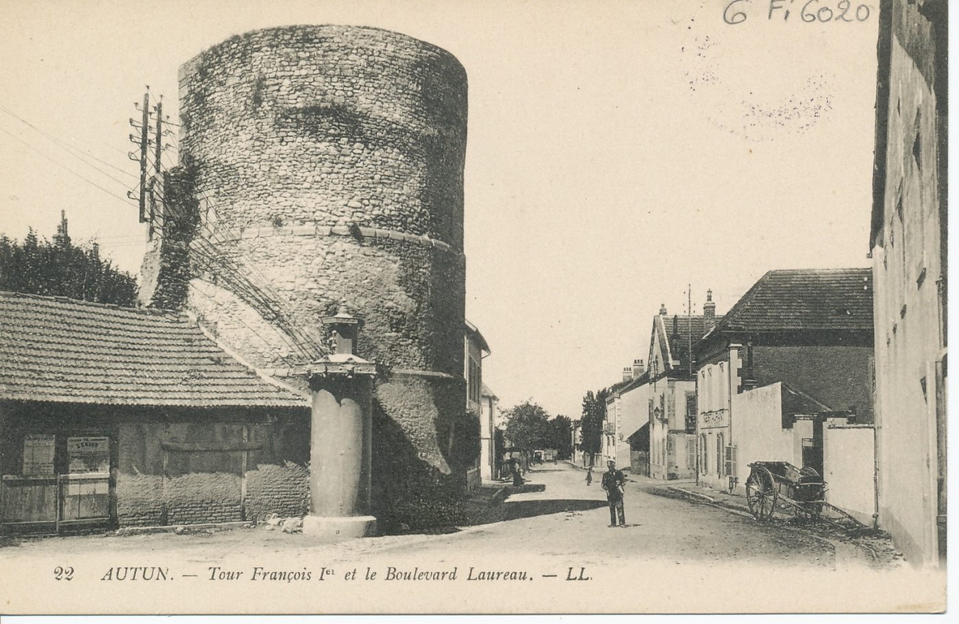 Autun. Tour François 1er et le boulevard Laureau.