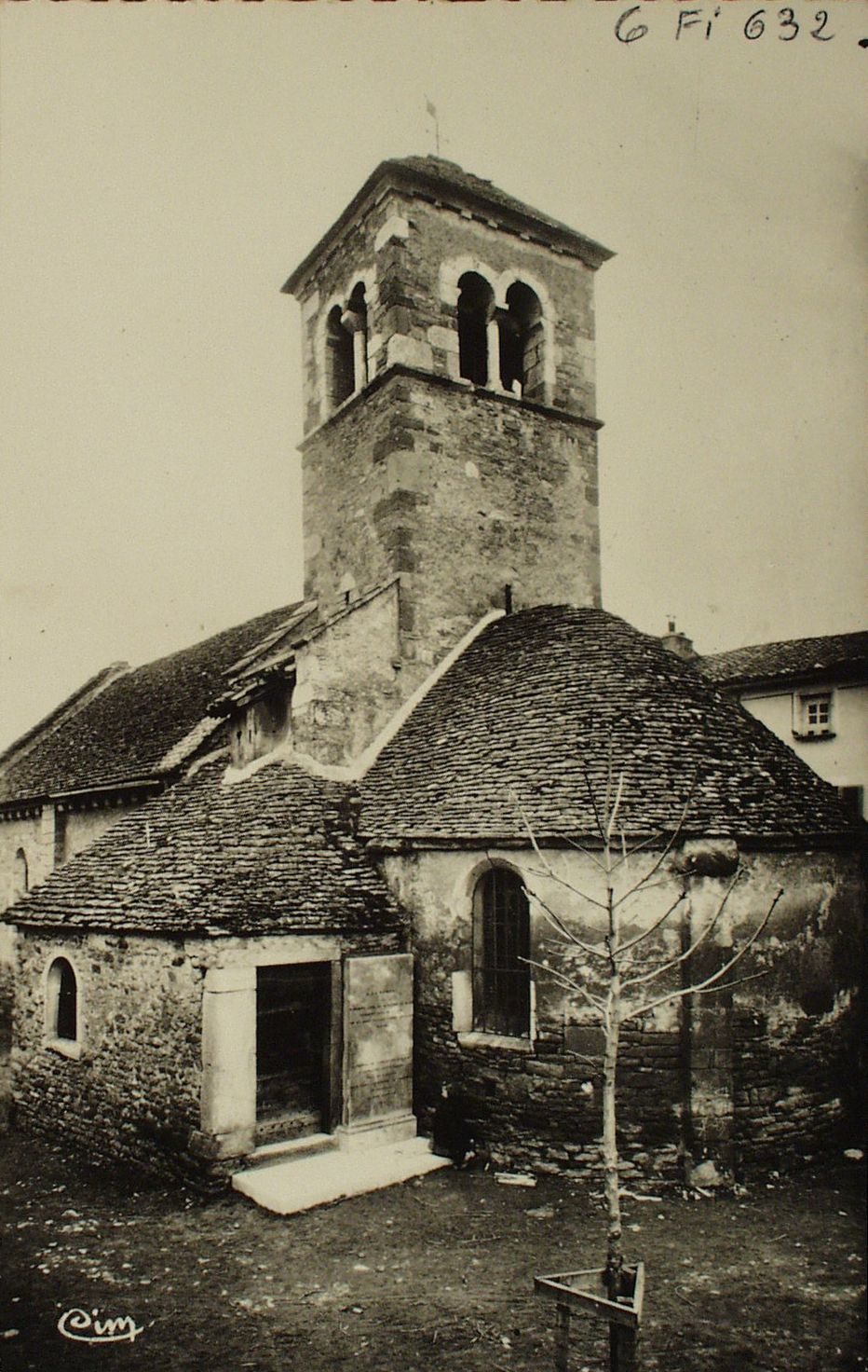 Souvenirs de Lamartine. Bussières. Abside de l'église et tombeau de Jocelyn. "Près du seuil de l'église au coin du cimetière, dans la terre des morts nous couchâmes la bière : tous pleuraient en passant et, regardant la tombe, Quand ce fut à mon tour : O saint ami, lui dis-je. Dors ! ce n'est pas mon coeur, c'est mon oeil qui s'afflige, En vain, je vais fermer la bouche où te voilà. Je sais qu'en ce moment mon ami n'est plus là, Il est où les vertus ont allumé leur flamme ! Il est où ses soupirs ont devancé son âme !" (Jocelyn)