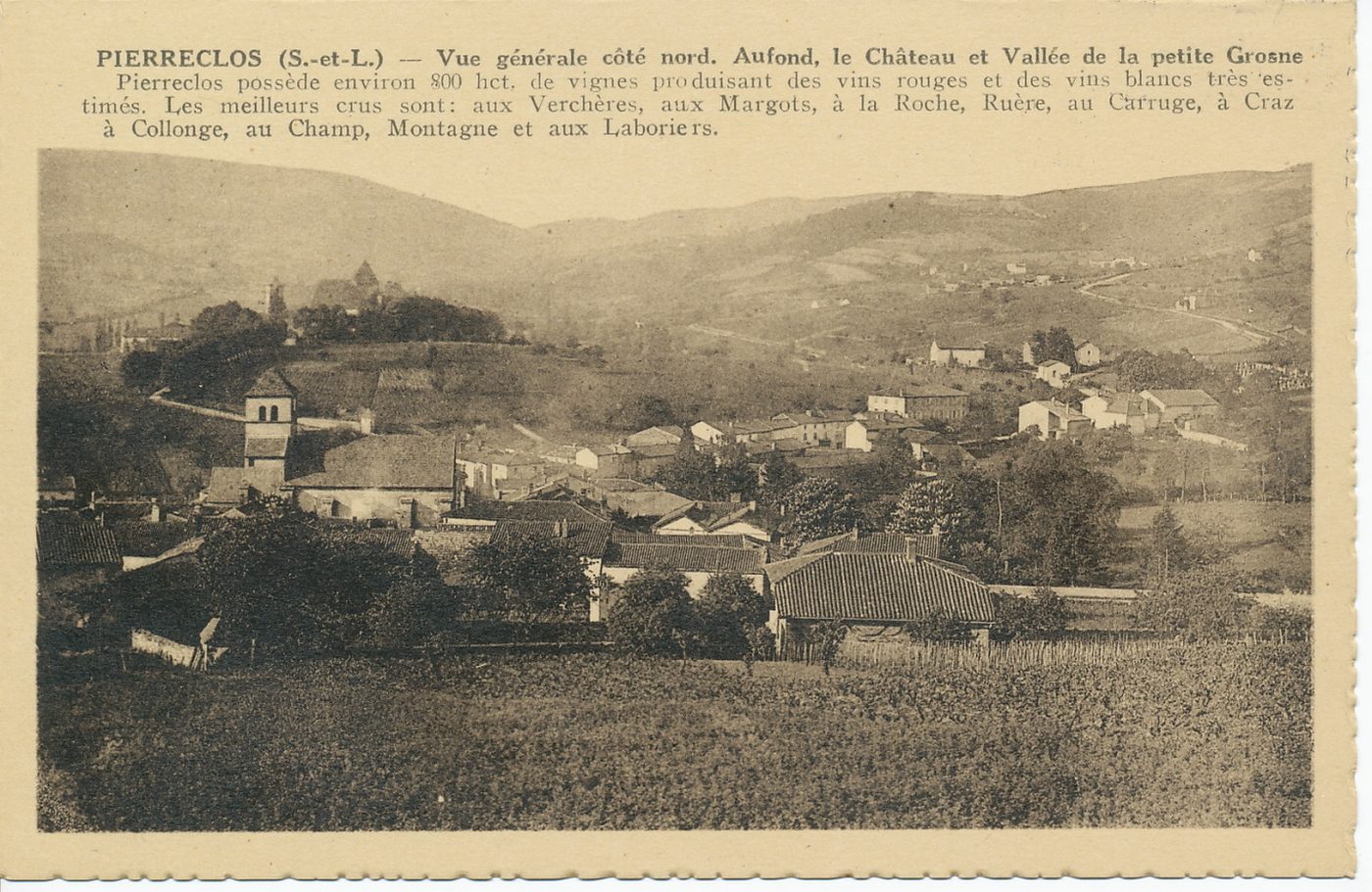 Pierreclos. Vue générale côté nord. Au fond, le château et vallée de la petite Grosne. Pierreclos possède environ 800 hectares de vignes produisant des vins rouges et des vins blancs très estimés. Les meilleurs crus sont : aux Verchères, aux Margots, à la Roche, Ruère, au Carruge, à Craz, à Collonge, au Champ, Montagne et aux Laboriers.