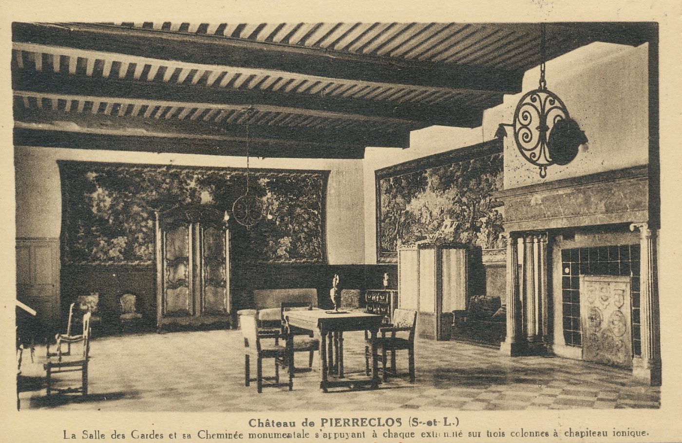 Château de Pierreclos. La salle des gardes et sa cheminée monumentale s'appuyant à chaque extrimité sur trois colonnes à chapiteau iconique.