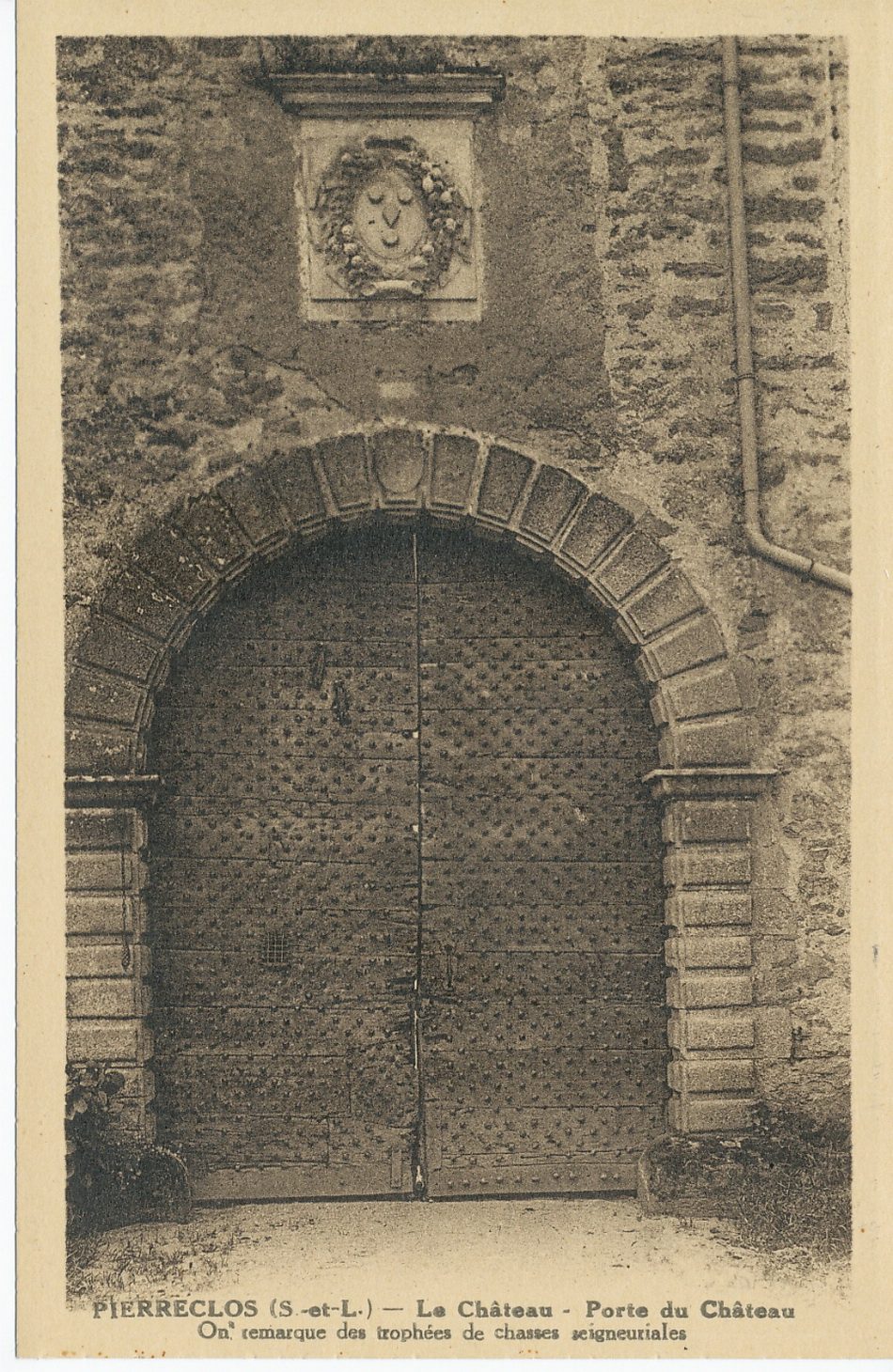 Pierreclos. Le château. Porte du château. On remarque des trophées de chasses seigneuriales.