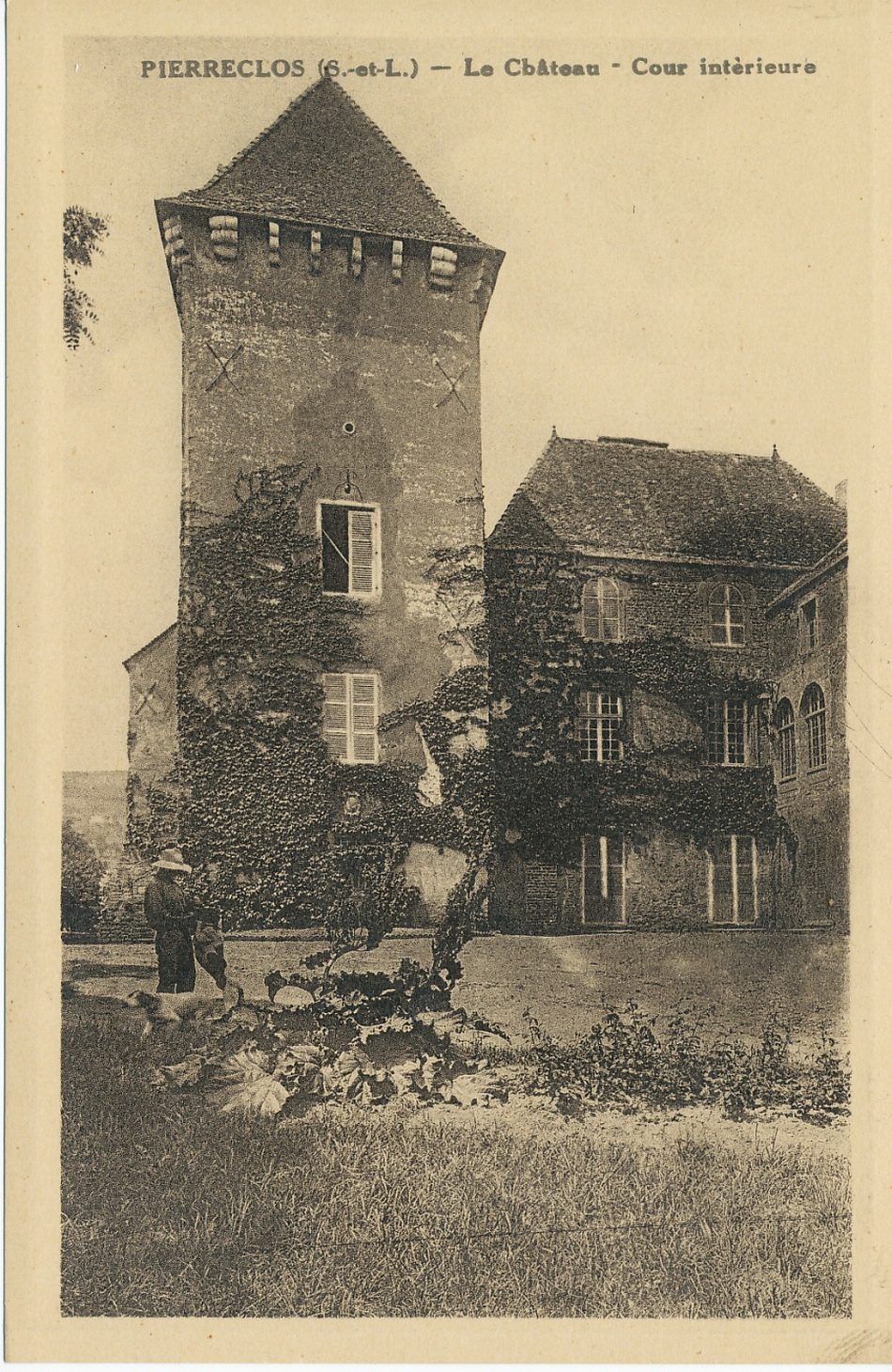 Pierreclos. Le château. Cour intérieure.