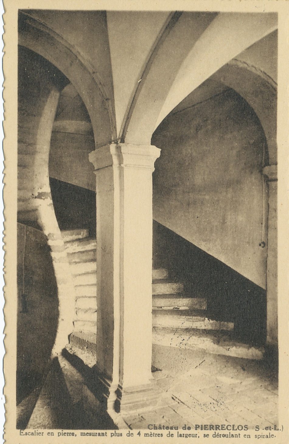 Château de Pierreclos. Escalier en pierre, mesurant plus de 4 mètres de largeur, se déroulant en spirale.