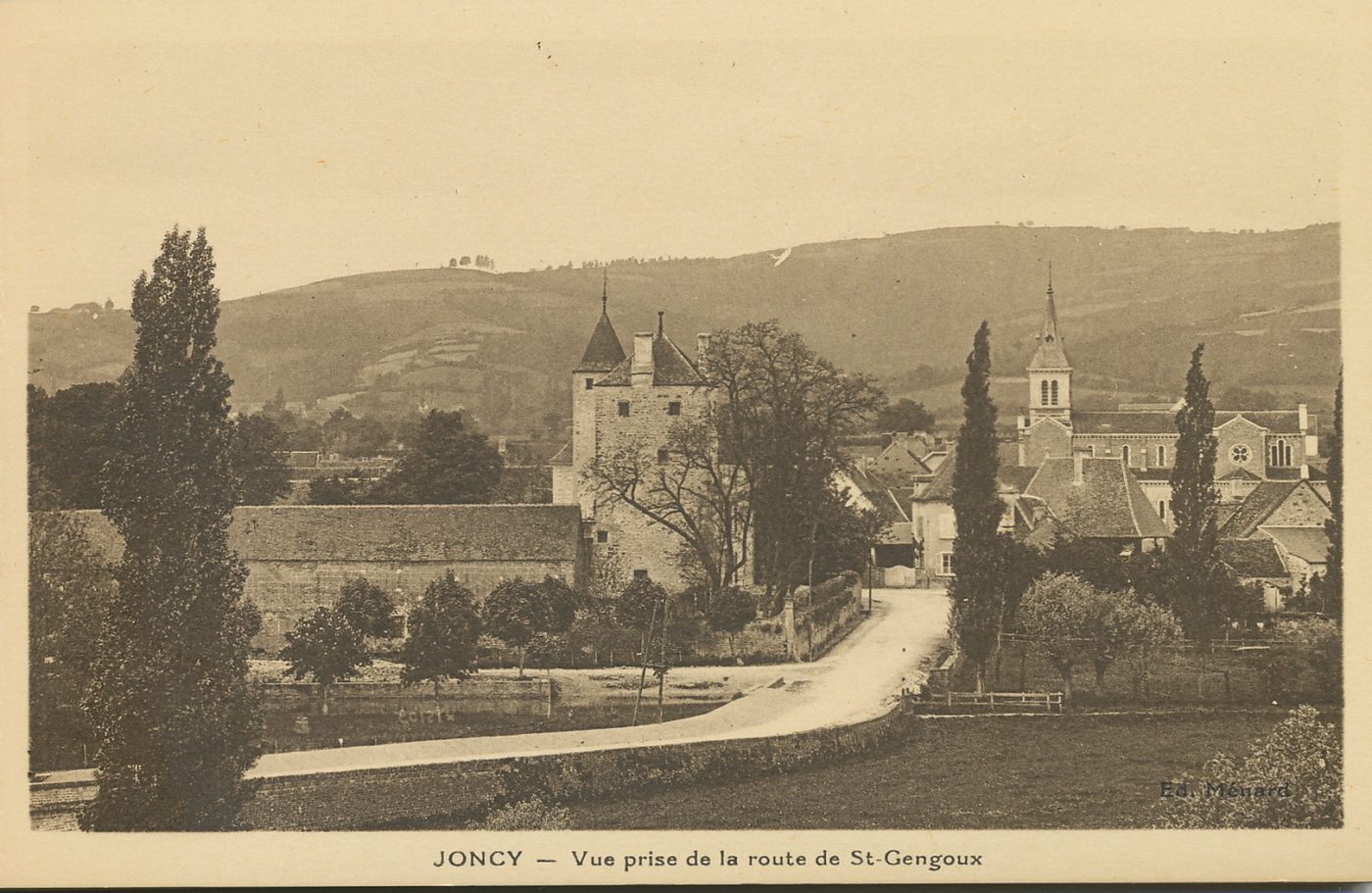 Joncy. Vue prise de la route de Saint-Gengoux.