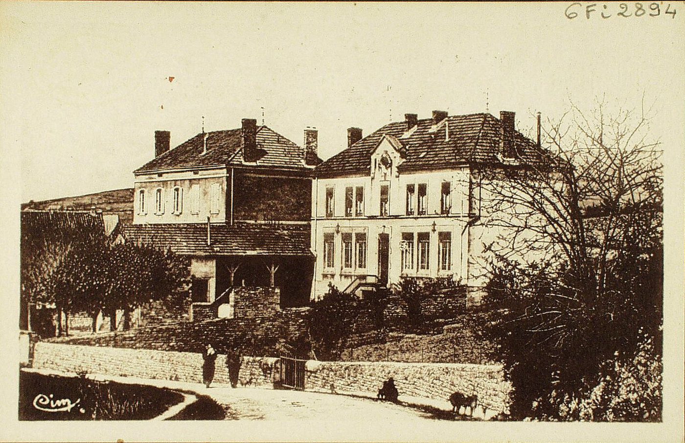 La Roche-Vineuse. Groupe scolaire. C'est à la convention nationale que nous devons l'organisation de l'enseignement. La Roche-Vineuse possédait une école en 1795.