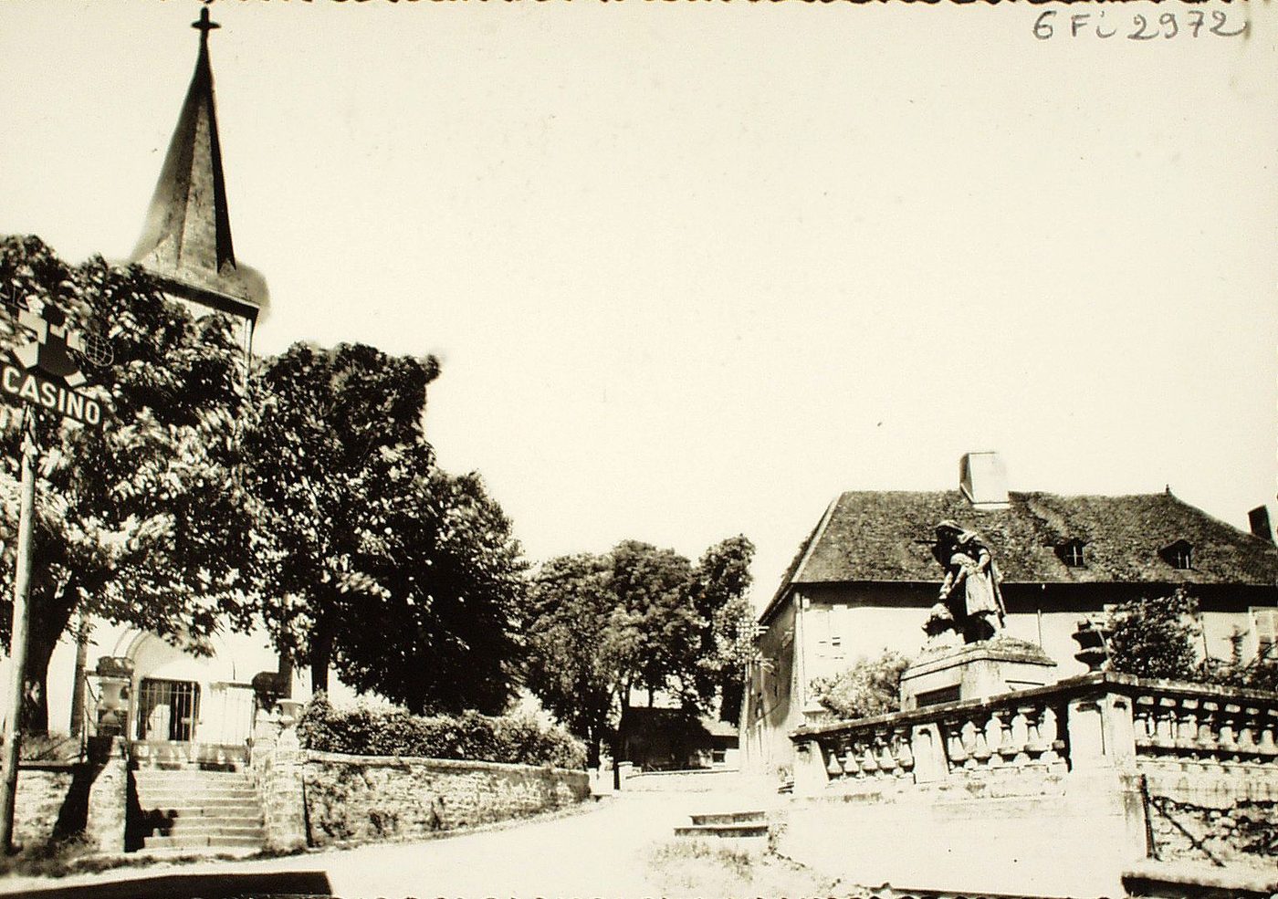Saillenard. Entrée de l'église. Le monument et la poste.