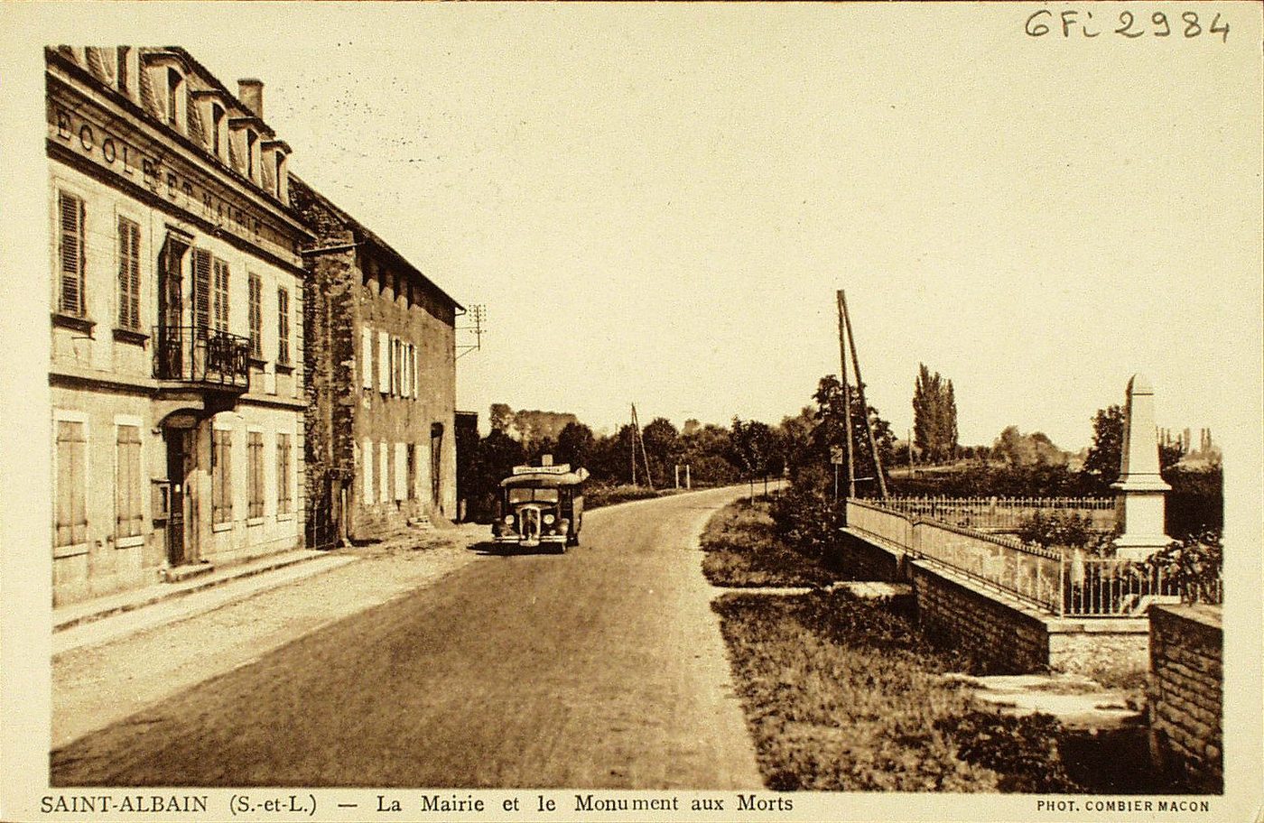 Saint-Albain. La mairie et le monument aux morts.