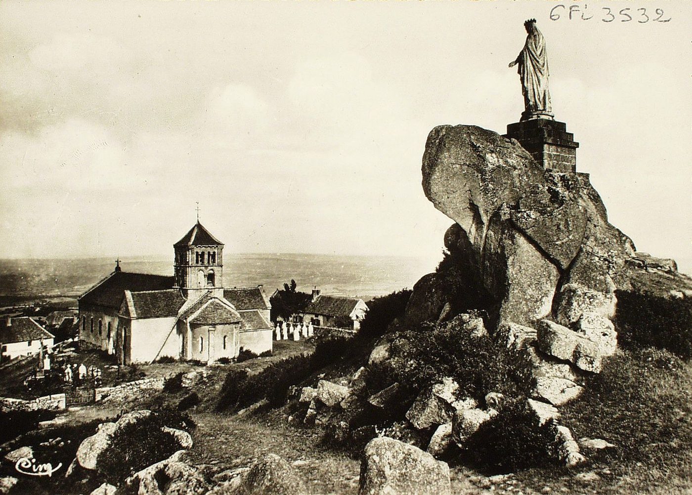 Suin. La Vierge et l'église.