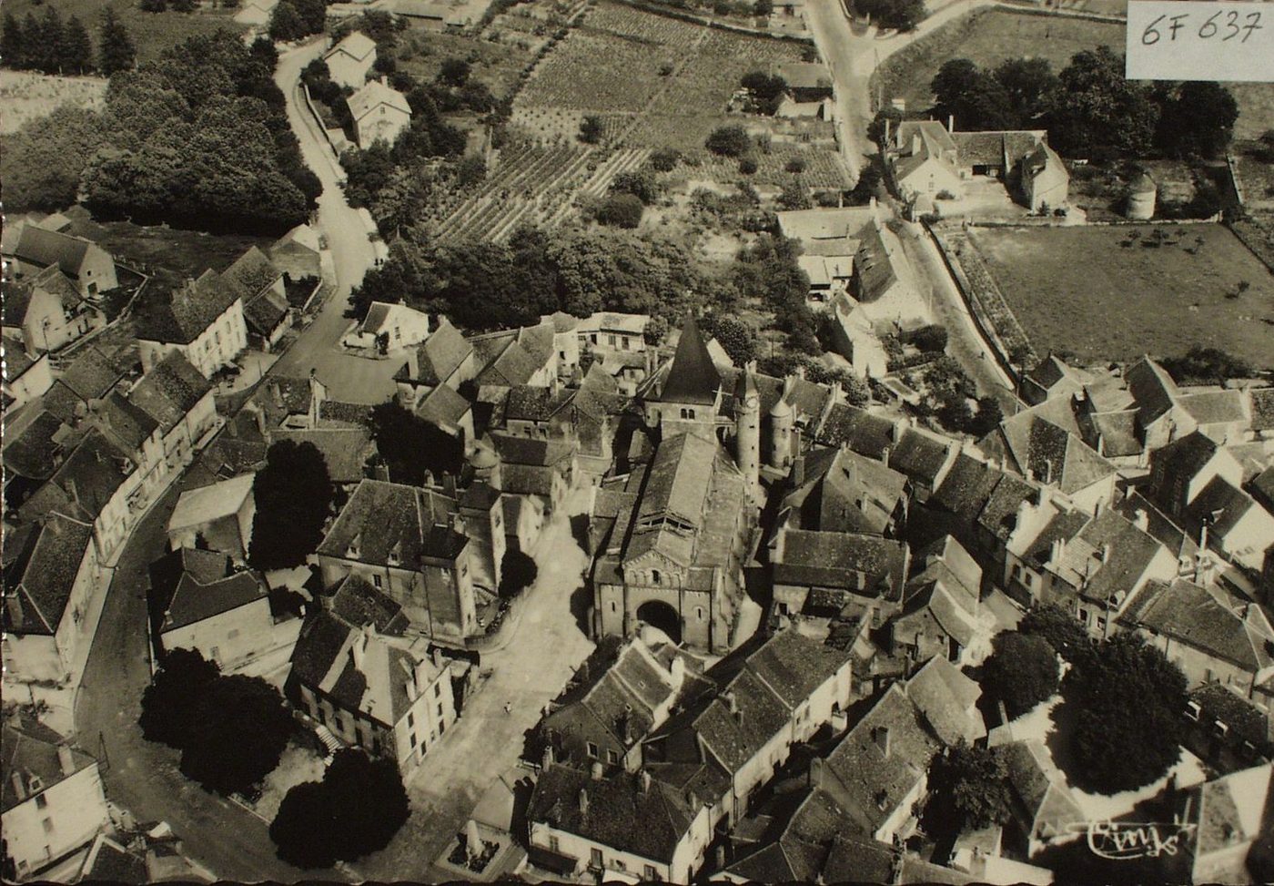 Buxy. Vue aérienne sur l'église.