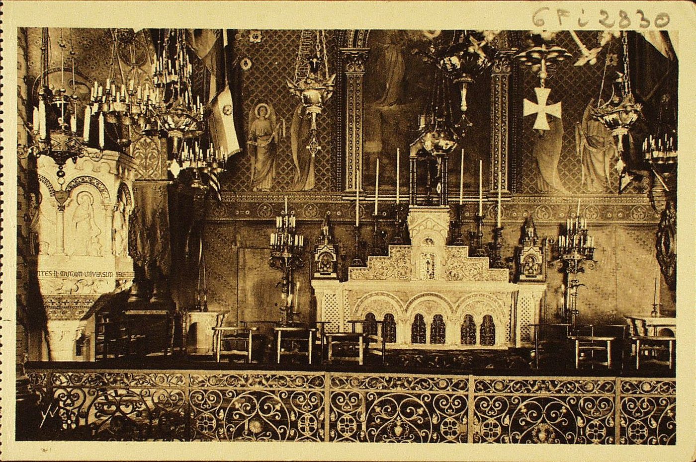 La douce France. Paray-le-Monial (Saône-et-Loire). Intérieur de la chapelle du Monastère de la Visitation. Le maître-autel.