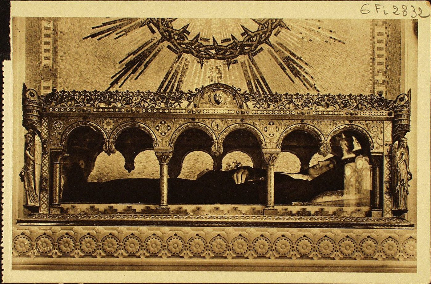 La douce France. Paray-le-Monial (Saône-et-Loire). Monastère de la Visitation. Châsse renfermant les reliques de sainte Marguerite-Marie Alacoque.