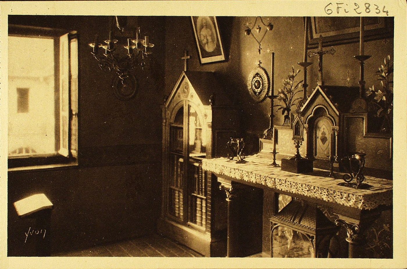 La douce France. Paray-le-Monial (Saône-et-Loire). Angle de la chambre d'infirmerie du monastère de la Visitation où mourut sainte Marguerite-Marie Alacoque le 17 octobre 1690.