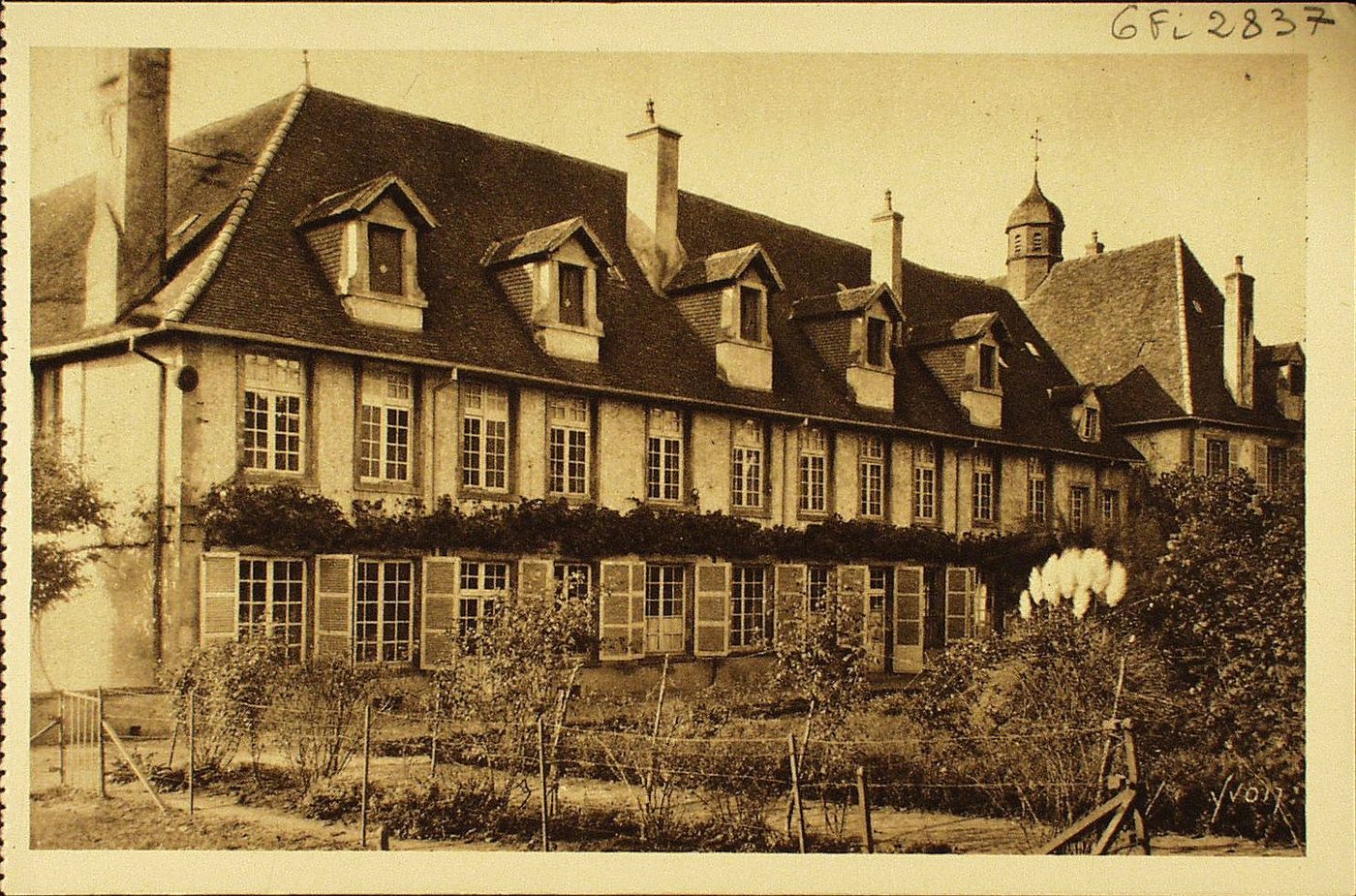 La douce France. Paray-le-Monial (Saône-et-Loire). Façade du monastère de la Visitation du côté du jardin.