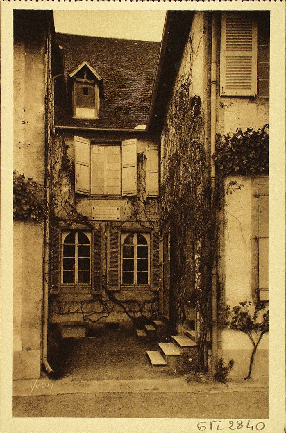 La douce France. Paray-le-Monial (Saône-et-Loire). Monastère de la Visitation. Cour du Saint-Sacrement où eut lieu l'apparition du coeur de Jésus entouré de Séraphins.