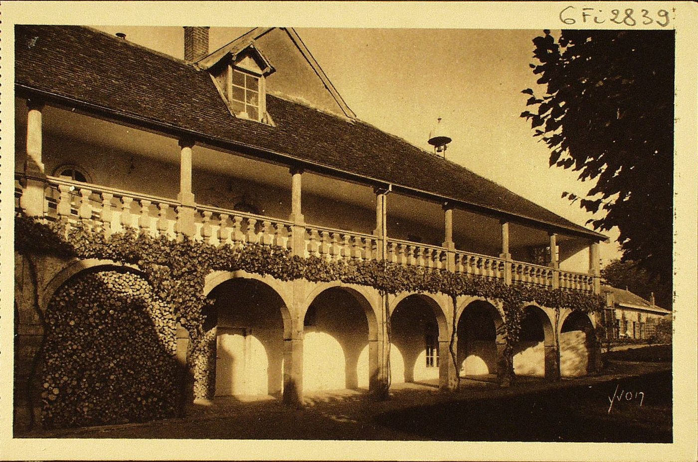 La douce France. Paray-le-Monial (Saône-et-Loire). Monastère de la Visitation. Corps de logis où se trouvait le noviciat du temps de sainte Marguerite-Marie Alacoque.