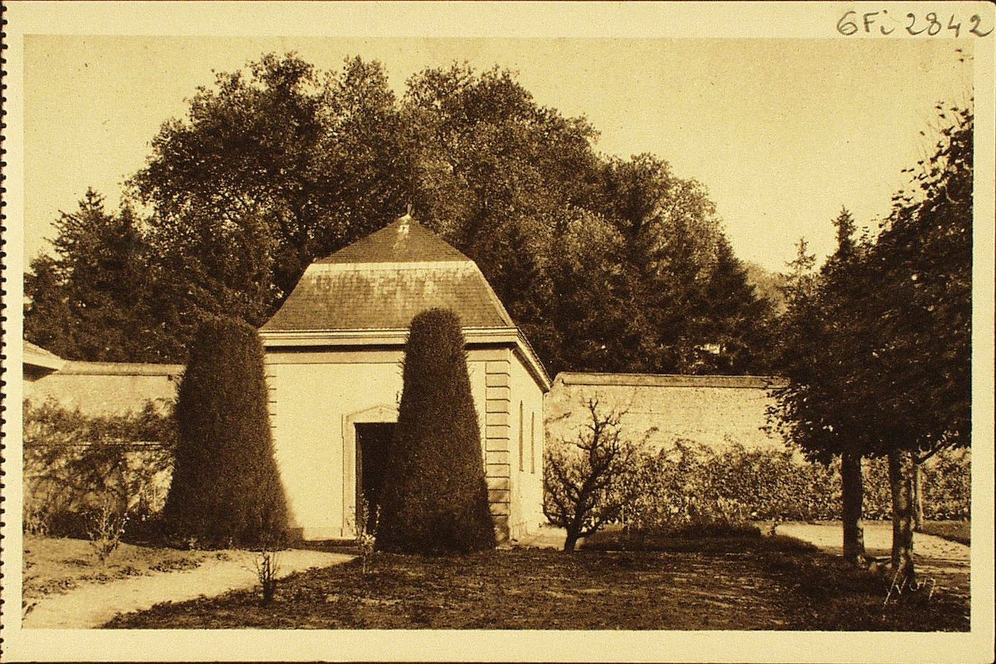 La douce France. Paray-le-Monial (Saône-et-Loire). Première chapelle dédiée au Sacré-Coeur dans l'enclos du monastère de la Visitation et bénite le 7 septembre 1688.