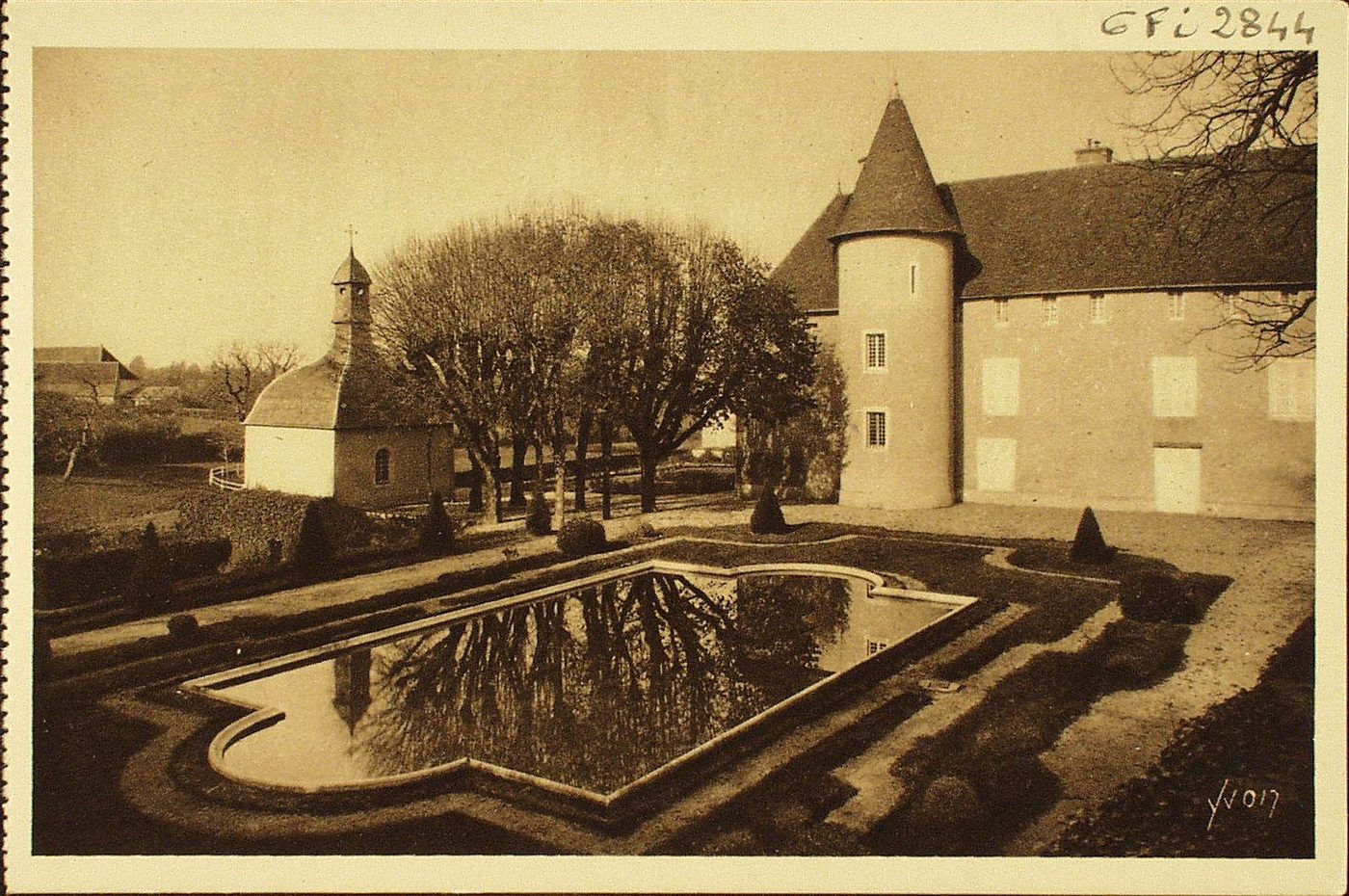 La douce France. Château de Corcheval (Saône-et-Loire), sainte Marguerite-Marie Alacoque y passa quatre années de son enfance chez sa marraine, et chapelle où elle fit son voeu de chasteté à l'âge de 4 ans.