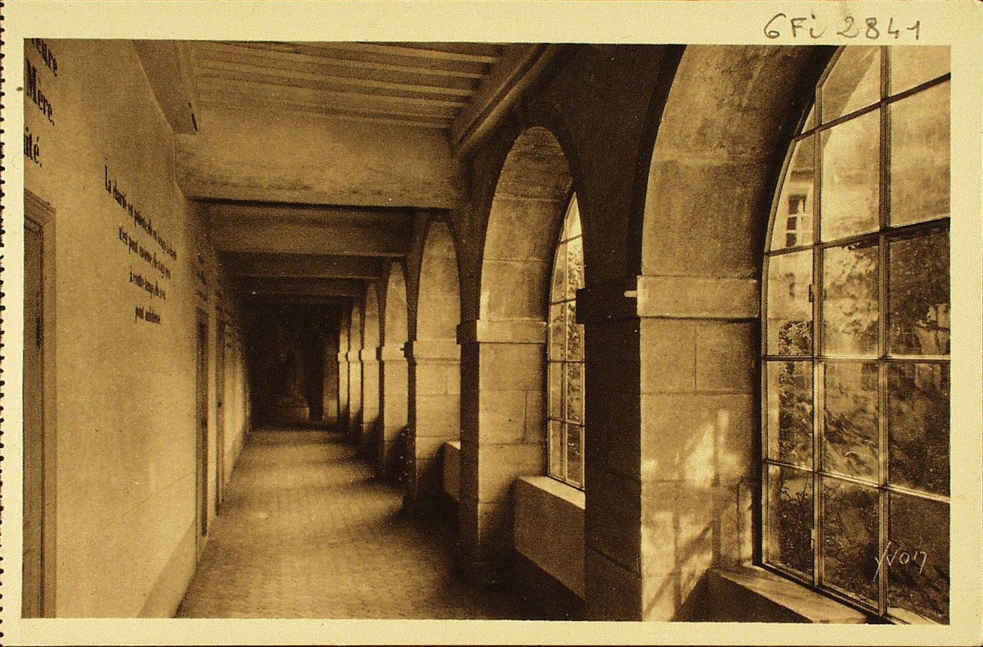 La douce France. Paray-le-Monial (Saône-et-Loire). Un cloître du monastère de la Visitation.