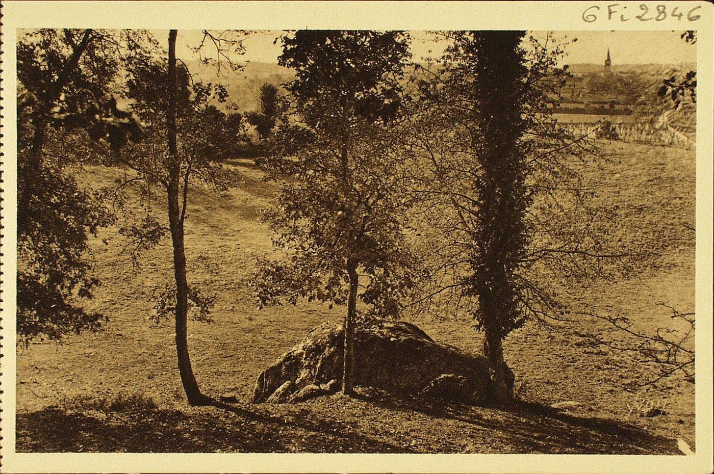La douce France. Haute-Cour (Saône-et-Loire). Rocher près duquel sainte Marguerite-Marie Alacoque aimait à aller prier.