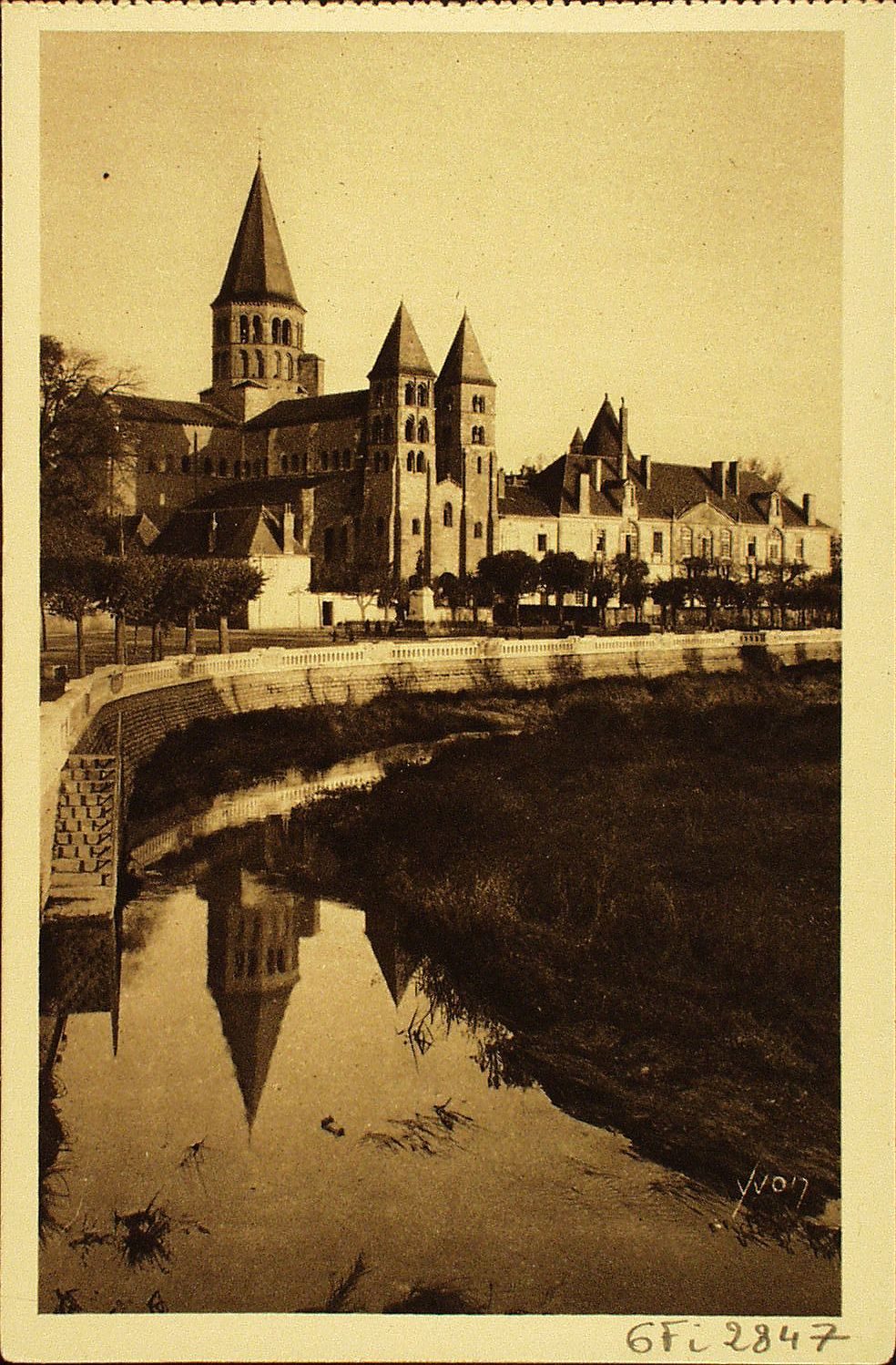 La douce France. Paray-le-Monial (Saône-et-Loire). La basilique du Sacré-Coeur consacrée en l'an 1004.