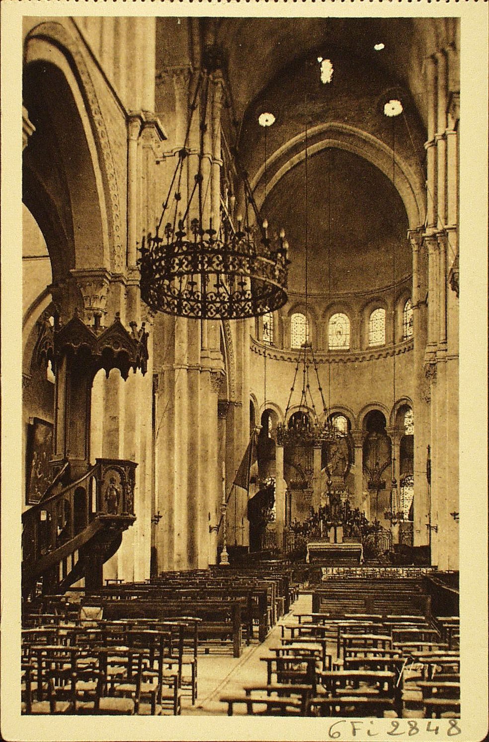 La douce France. Paray-le-Monial (Saône-et-Loire). Intérieur de la Basilique du Sacré-Coeur consacrée en l'an 1004.