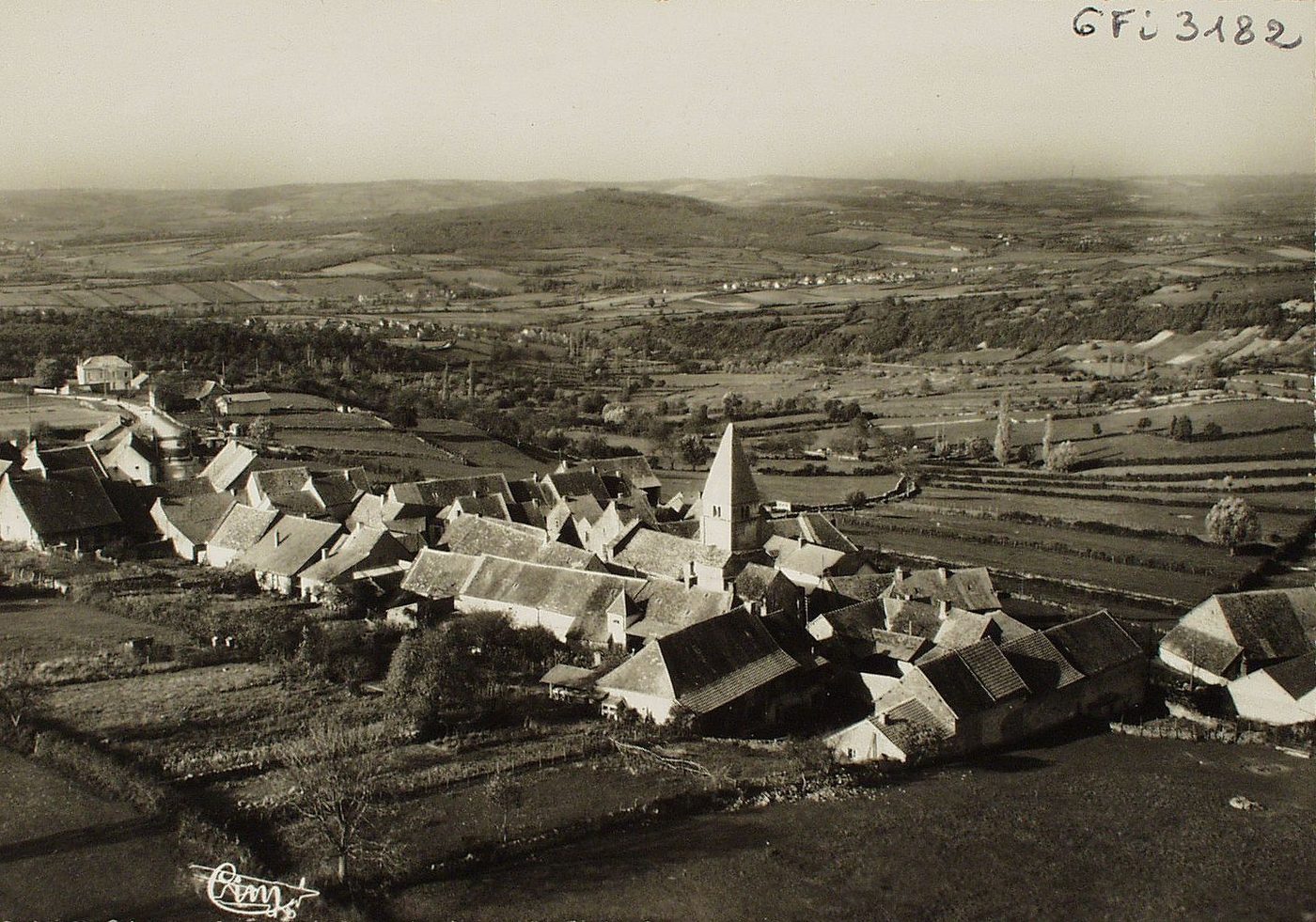 Saint-Martin-du-Tartre. Vue générale aérienne.