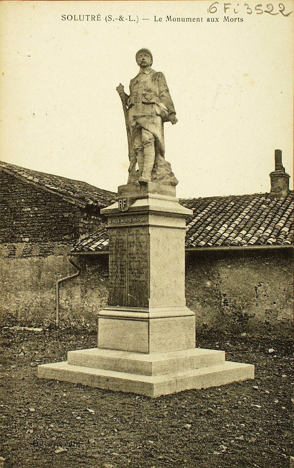 Solutré. Le monument aux morts.