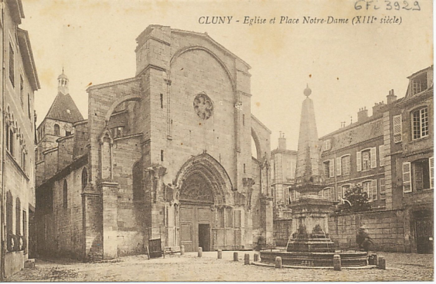 Cluny. Eglise et place Notre-Dame (XIIIe siècle).