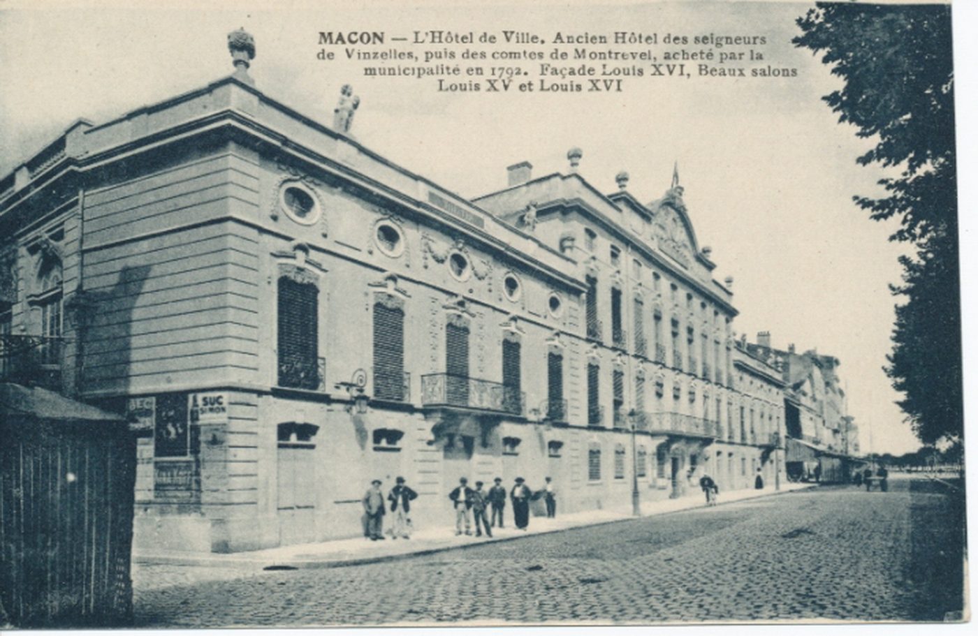 Mâcon. L'hôtel de ville, ancien hôtel des seigneurs de Vinzelles, puis des comtes de Montrevel, acheté par la municipalité en 1792. Façade Louis XVI, beaux salons Louis XV et Louis XVI.