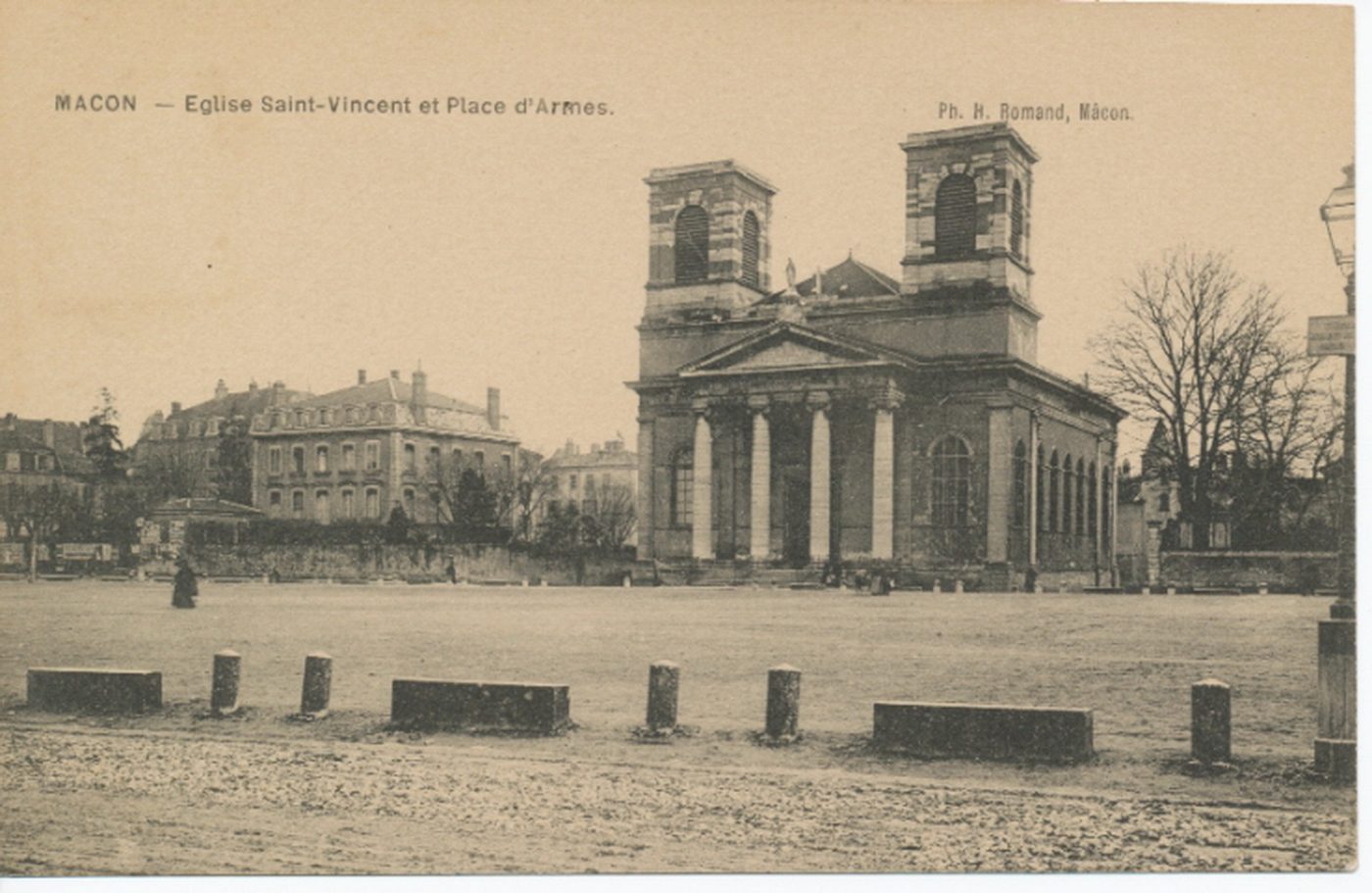 Mâcon. Eglise Saint-Vincent et Place d'Armes.