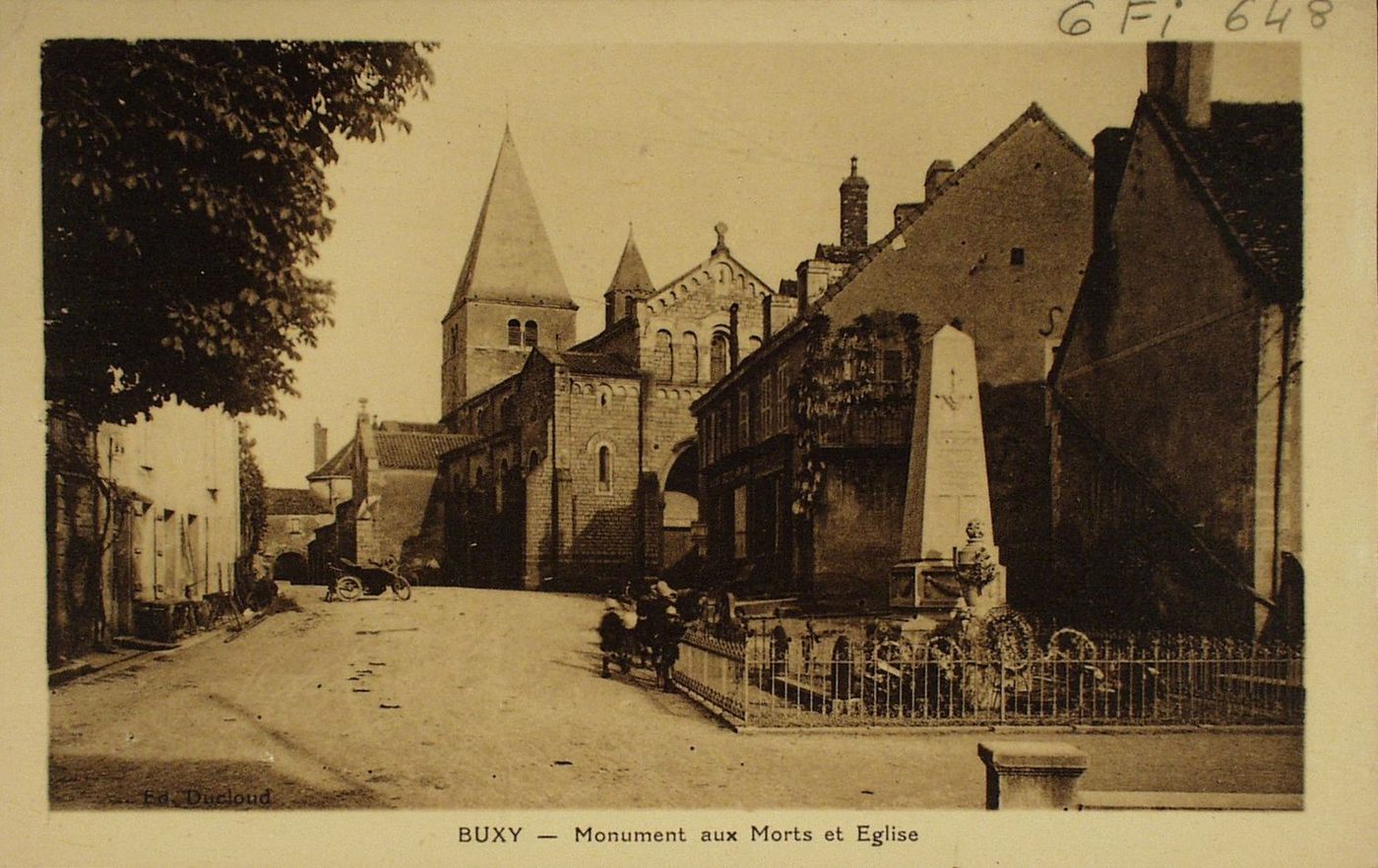 Buxy. Monument aux morts et église.
