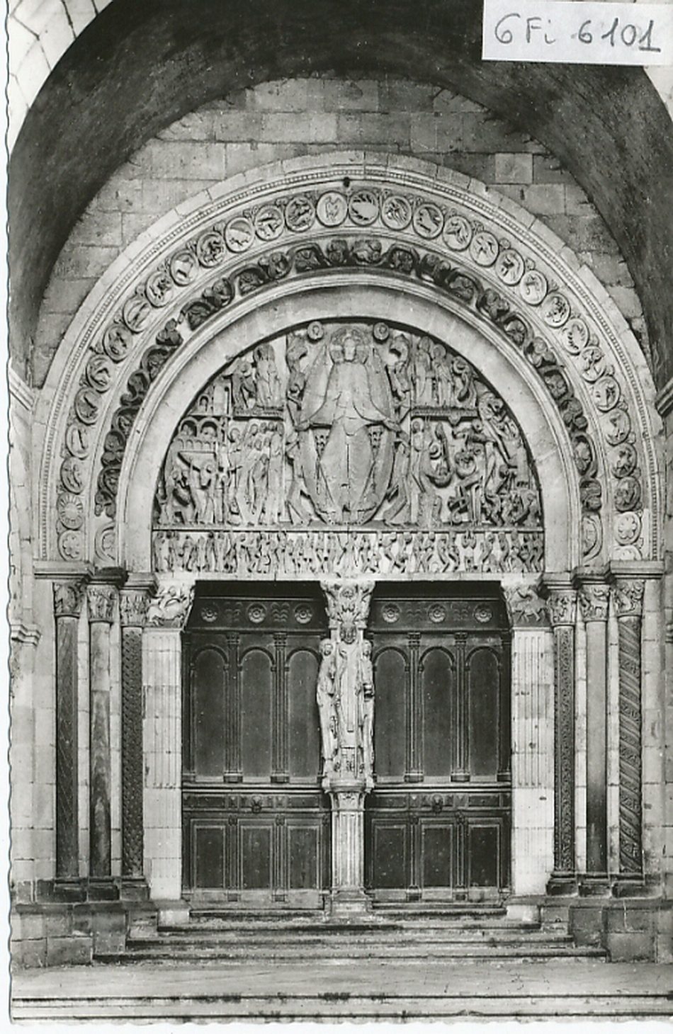 Cathédrale d'Autun. Portail (XIIe s.).
