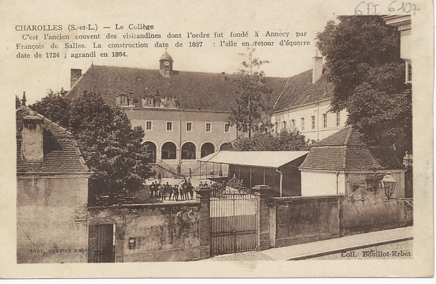 Charolles. Le collège. C'est l'ancien couvent des Visitandines dont l'ordre fut fondé à Annecy par François de Salles. La construction date de 1637 : l'aile en retour d'équerre date de 1724 ; agrandi en 1894.